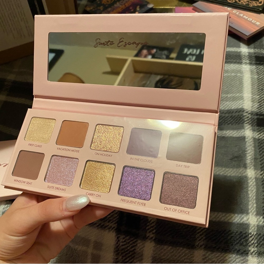 Suit escape eyeshadow palette